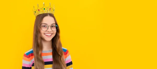 Glad Tonårstjej Krona Självsäker Drottning Uttrycker Sig Självbelåtet Arrogant Prinsessa — Stockfoto