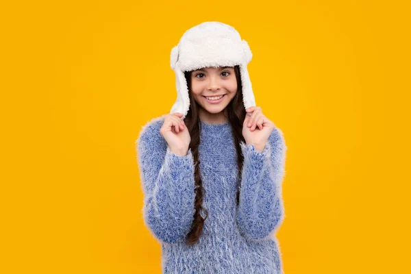 Έφηβη Κοπέλα Χειμερινό Καπέλο Πάνω Από Απομονωμένο Κίτρινο Φόντο Χειμερινές — Φωτογραφία Αρχείου