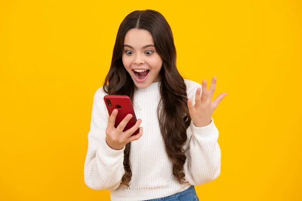 Adolescente Niña Sosteniendo Teléfono Inteligente Chica Hipster Con Teléfono Celular —  Fotos de Stock