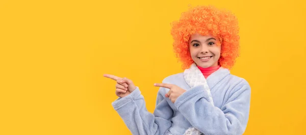 穿着华丽橙色假发头发的快乐孩子穿着家庭浴衣指导复印空间 有趣的青少年派对 海报标题与复制空间 — 图库照片