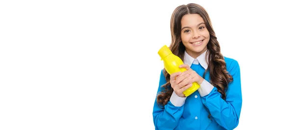 快乐的孩子早餐时可以拿着装有素食液体食物的黄色塑料瓶 孤立儿童脸 横幅头 复制空间的横向海报 — 图库照片
