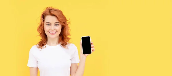 女性独立人脸肖像 横幅与模拟复制空间 微笑的女人在智能手机里聊天 或者在黄色背景下上网购物 — 图库照片
