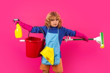 Çocuklar temizliğe yardım ediyor, evi temizliyor. Ev hizmetleri. Şirin çocuk, Red Stüdyo 'nun arka planında temizliğe yardım ediyor.