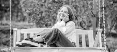 pozitif çocuk dışarıda salıncakta sallan, mutluluk.