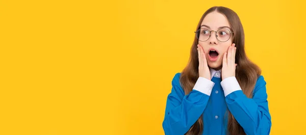 Σοκαρισμένο Κορίτσι Γυαλιά Σχολική Εκπαίδευση Κίτρινο Φόντο Σοκ Παιδικό Πρόσωπο — Φωτογραφία Αρχείου