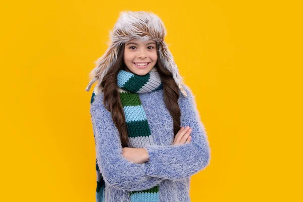 모자를 스웨터를 배경을 가지고 재미있게 소녀들의 긍정적 미소짓는 — 스톡 사진
