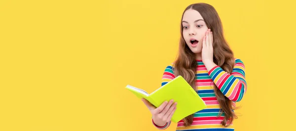 Здивована Дівчинка Читає Шкільну Книгу Жовтий Фон Освіту Горизонтальний Ізольований — стокове фото