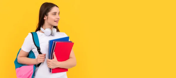 Aluna Positiva Segurar Notebook Menina Segurando Notebook Fundo Amarelo Professor — Fotografia de Stock