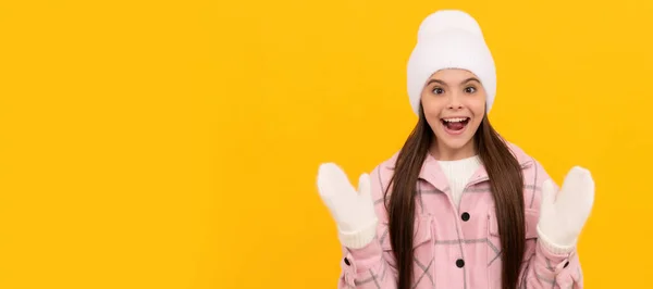 穿着黄色背景手套 头戴黄色帽子 带着复制空间的令人惊讶的孩子 圣诞小女孩的横幅 带复制空间的工作室小孩冬季肖像 — 图库照片