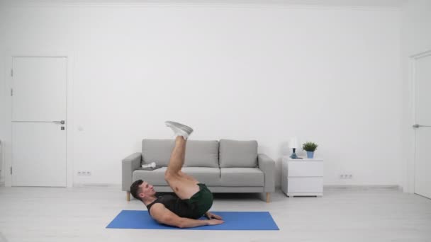 运动员做腹肌紧缩 体育概念 运动运动员在家里做腹肌紧缩运动 运动员在健身垫上锻炼腹肌 运动员为腹肌做运动紧缩运动 — 图库视频影像