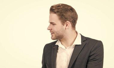 Yarım yüz. Genç iş adamının yüzü. Profesyonel bir adamın profil portresi. Formalite müdürü. Yan yüz beyaz üzerine izole edilmiş, kopyalama alanı.