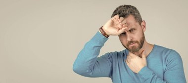 İnsan yüzü portresi, fotokopi alanı olan pankart. Erkek sağlığı. Tıraşsız, kıllı ve bıyıklı adam. Olgun adamın başı ağrıyor ve boğazı ağrıyor.