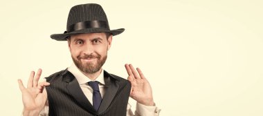 İnsan yüzü portresi, fotokopi alanı olan pankart. Şapkalı komik yakışıklı adam. Erkek modası. Erkek güzelliği. Gri renkli beyefendi portresi.