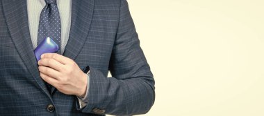 Bunu o seçti. Beyazlar içinde soyutlanmış takım elbiseli bir patron. Erkek aksesuar. Yatay poster tasarımı. Web başlığı, boşluğu kopyala