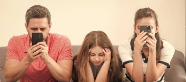 Banner PF telefon bağımlısı baba ve kız çocuğu. Telefon bağımlısı çocuk, anne ve babası psikolog sorunları çözüyor, bağımlılık yapıyor..