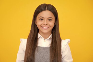 Mutlu kız yüzü, pozitif ve gülümseyen duygular. Beyaz bir arka planda izole edilmiş sevimli gülümseyen küçük kız çocuğu.