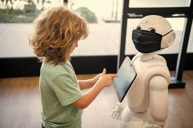 Meşgul çocuk robot yapay zeka ve iletişim ile etkileşim içinde..