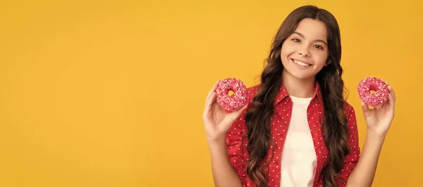 Glimlachend Kind Met Geglazuurde Donut Calorieën Eten Dessert Donut Bakkerij — Stockfoto