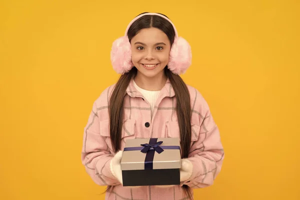 Boldog Évet Boldog Karácsonyt Boldog Gyerek Téli Fülvédőben Dobozzal Tini — Stock Fotó