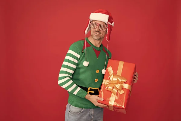 Новым Годом Рождественским Подарком Улыбающийся Эльф Шляпе Санта Клауса Xmas — стоковое фото