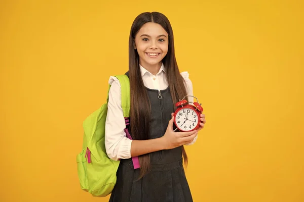 Szczęśliwa Twarz Dziewczyny Pozytywna Uśmiechnięta Nastolatka Plecakiem Trzymać Budzik Czas — Zdjęcie stockowe