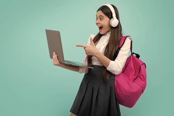 Spännande Tonårstjej Skoluniform Med Väska Hörlurar Och Laptop Skolbarn Isolerad — Stockfoto