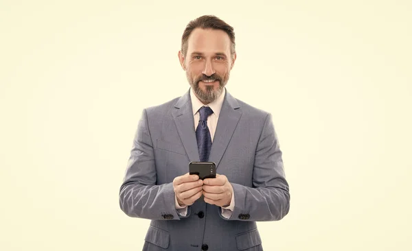 白で隔離された電話でビジネススーツのメッセージで成熟したグリズリーボスを笑顔 チャット — ストック写真