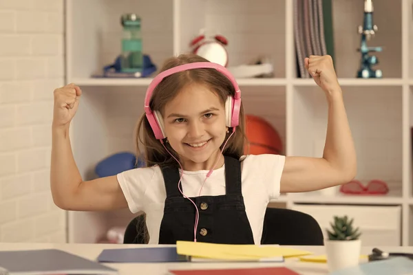 Χαρούμενο Κορίτσι Ακούει Μουσική Στα Ακουστικά Στην Σχολική Τάξη — Φωτογραφία Αρχείου