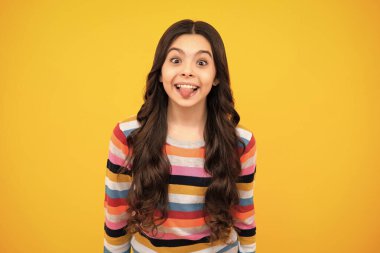 Komik çocuk suratı. Aptal genç kız portresi gülümseyen ve kamerada dil gösteren komik suratlar yapan.