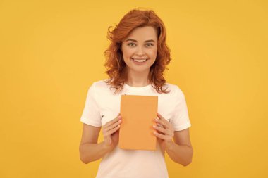 Özel öğretmen planlamacı. Kitap aşığı. Okula dönüyorum. Eğitim ve bilgi. Kadın okuyucu. Sarı arka planda gülümseyen öğrenci. kız kitapla çalışıyor..