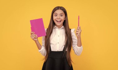 Mutlu kızın elinde kitap tutarken aklına gelen fikir sarı arka plan, eureka.