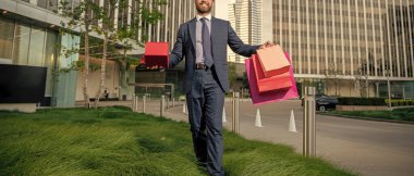 Boks günü. Elinde hediye kutusu olan kırpılmış bir adam. Girişimci doğum günü hediyesi taşır. Adam alışveriş torbalarını tutuyor. Erkekler günü. Elinde paketler olan kırpılmış bir iş adamı. Satış ve indirim. Ona sürpriz yapacağım. Sevgilim ol..