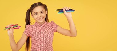 Gülümseyen çocuk resim çizmeye hazır. Okul için ofis malzemeleri. Resim için kırtasiye malzemesi. Öğrenci portresi, stüdyo afişi. Öğrenci yüzü, kopyalama alanı