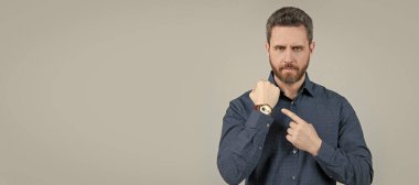 Dakikliğin zerafeti. Sakallı adam kol saatini işaret ediyor. Dakiklik kavramı. İş zamanı. İnsan yüzü portresi, kopyalama alanı olan pankart