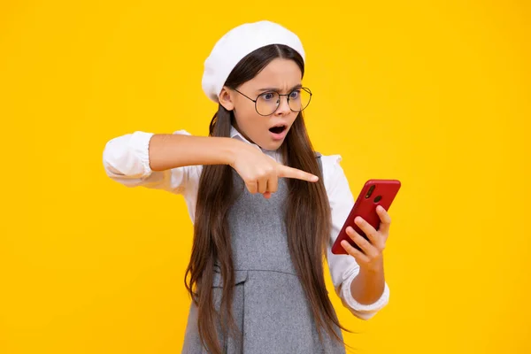 Argt Ansikte Upprörda Känslor Hos Tonårstjejen Mobil Näthandel Rolig Tonåring — Stockfoto