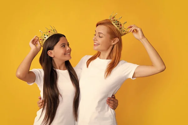 Rainhas Tiara Família Engraçada Fundo Amarelo Mãe Sua Filha Menina — Fotografia de Stock