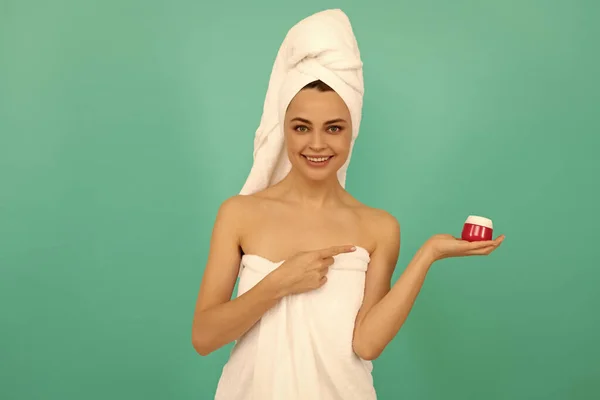 Gelukkig Jong Vrouw Handdoek Punt Vinger Huid Crème Blauwe Achtergrond — Stockfoto