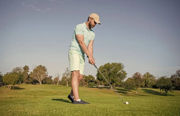 Olgun Erkek Golfçü Yeşil Çimenli Golf Sahasında — Stok fotoğraf