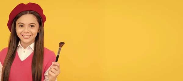 Menina Adolescente Feliz Boina Francesa Aplicar Blush Com Bwush Cosméticos — Fotografia de Stock