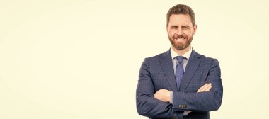 İş güvencesi. İnsan yüzü portresi, fotokopi alanı olan pankart. Takım elbiseli bir iş adamı, izole bir stüdyo geçmişi var. İş adamı gülümsemesi kollarını kavuşturur. Güven ve profesyonellik