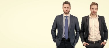 İnsan yüzü portresi, fotokopi alanı olan pankart. Resmi takım elbiseli iki adam. Beyazlar üzerinde izole iş adamları. Patron ve çalışan. iş ortakları