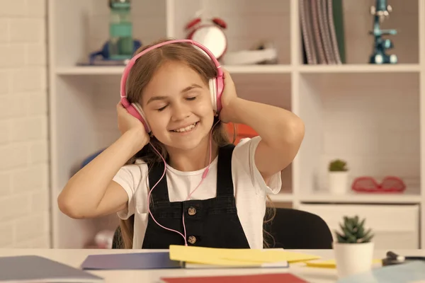 Χαμογελαστό Παιδί Ακούει Μουσική Στα Ακουστικά Στην Σχολική Τάξη — Φωτογραφία Αρχείου