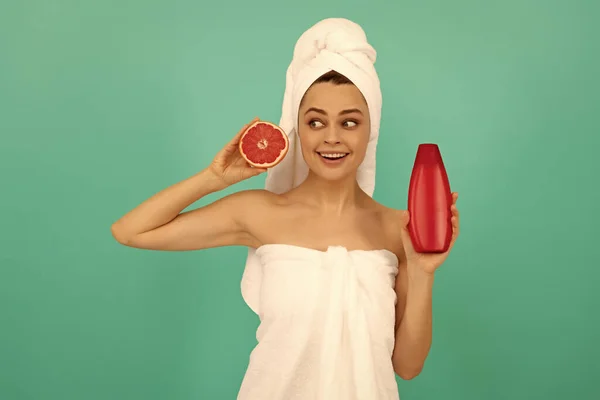 Verbaasd Dame Handdoek Met Grapefruit Shampoo Fles Blauwe Achtergrond — Stockfoto