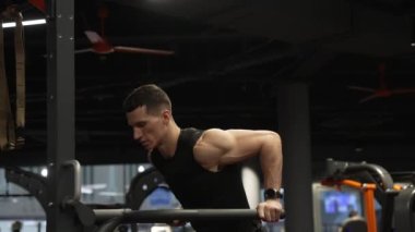 şınav. Spor salonunda şınav çeken bir sporcu. Sporcu şınav çeker. Spor salonundaki sporcu.