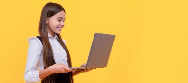 Çevrimiçi eğitimde webinar. Okula dönüyorum. Modern iletişim. e-postayı kontrol et Mutlu çocuk çalışmaları internette. Bilgisayarda okul blogu yazıyorum. Video dersindeki çocuk. Genç kız blog yazmak için dizüstü bilgisayar kullanıyor.