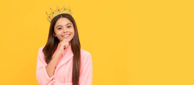 Rahat bir uyku elbisesi içindeki kraliçe çocuk. rahat bir bornoz. Bencillik ve bencillik. Çocuk kraliçe prenses taçlandırılmış yatay poster tasarımı. Başlık, kopyalama alanı