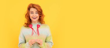 İzole edilmiş yüz portresi, fotokopi alanı olan pankart. Sarı arka planda kırmızı kalpli kızıl saçlı, şaşkın bir kadın.