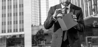 Girişimci doğum günü hediyesi saklar. Alışveriş konsepti. Erkekler günü. Kırpılmış iş adamı kutuyu açtı. Satış ve indirim. İş ödülü. Sevgilim olur musun? Boks günü. hediye kutusu olan yakışıklı bir adam..