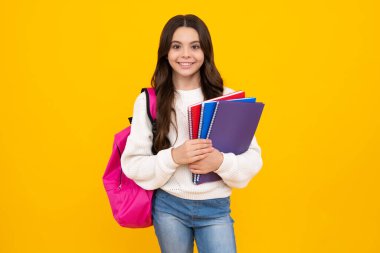 Kitap ve kitap okuyan liseli bir kız. Tecrit edilmiş bir geçmişi olan liseli kız öğrenci. Öğrenme ve bilgi. Git çalış. Eğitim konsepti. Mutlu yüz, pozitif ve gülümseyen