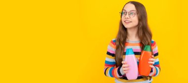 Cilt ovalama güzelliği. Gençler için kozmetik ürünler sunuyorum. Gözlüklü çocuk duş jeli tut. Çocuk saçı bakımı afişi, fotokopi alanı olan poster başlığı